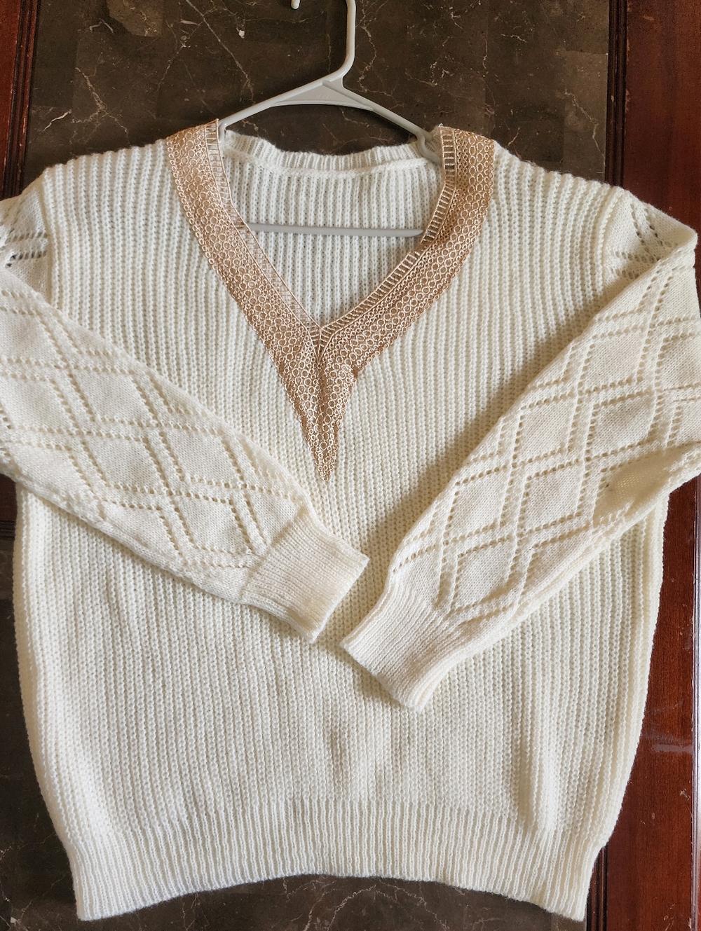 Womens Medium Cream Knit V-Neck Sweater